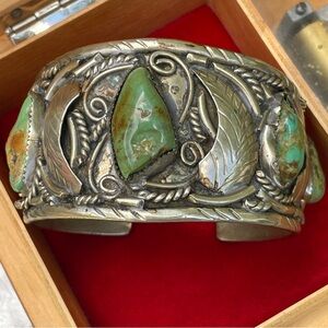 CHUNKY SILVER TONE CUFF BRACELEY WITH GREEN STONE